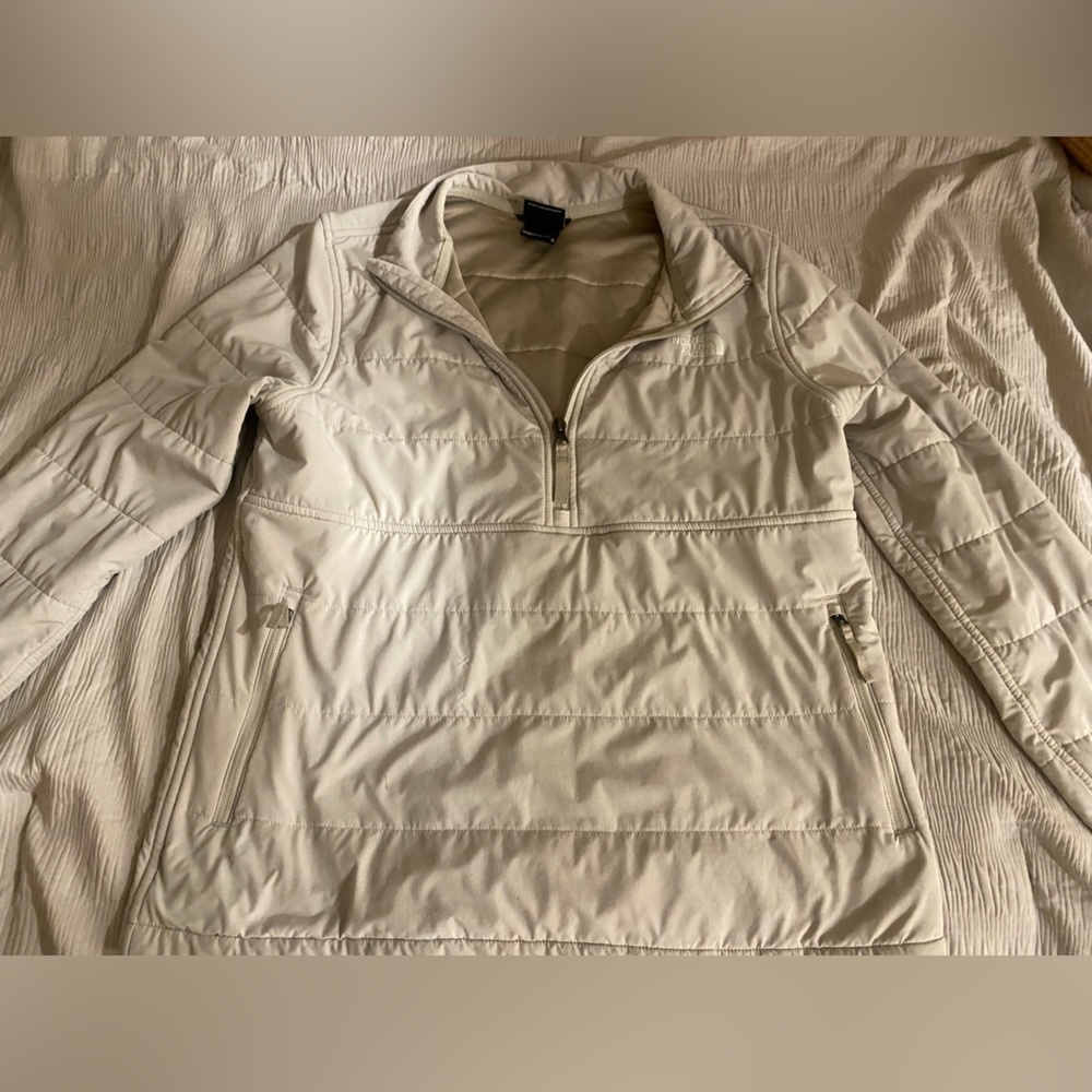 Size medium light jacket north face in great condition